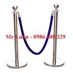 Trụ barier inox trắng dây nhung xanh