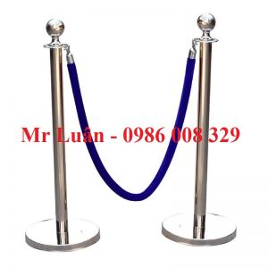 Trụ barier inox trắng dây nhung xanh