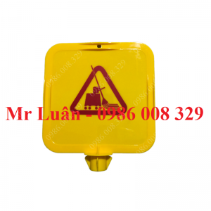 Biển báo cắm trụ nhựa hình đang làm vệ sinh
