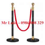 Trụ đen phân cách dây nhung võng đỏ