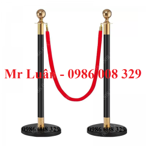 Trụ đen phân cách dây nhung võng đỏ